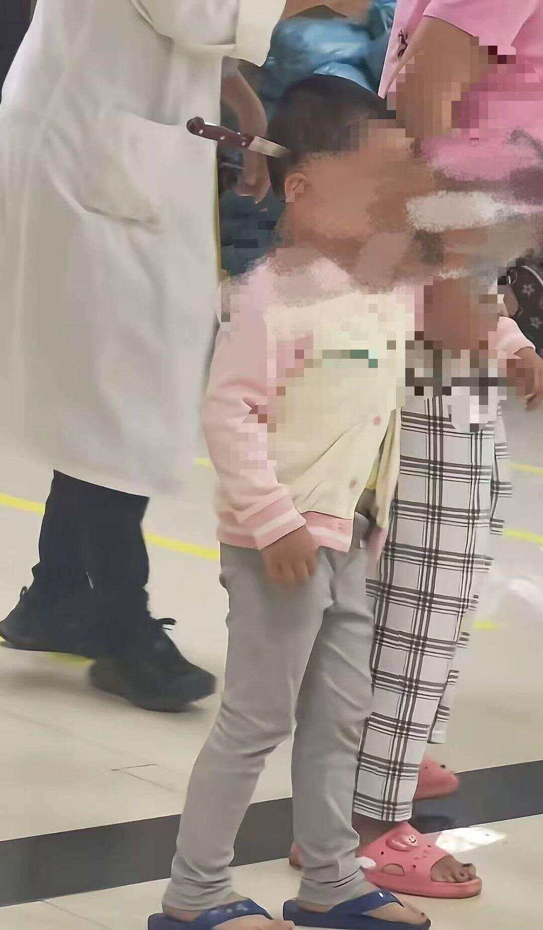 悲剧的瞬间，3岁女童头上意外插刀，母爱背后的痛
