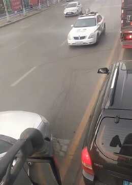 逆行插队车被交警逼退1公里，一场城市交通秩序的较量