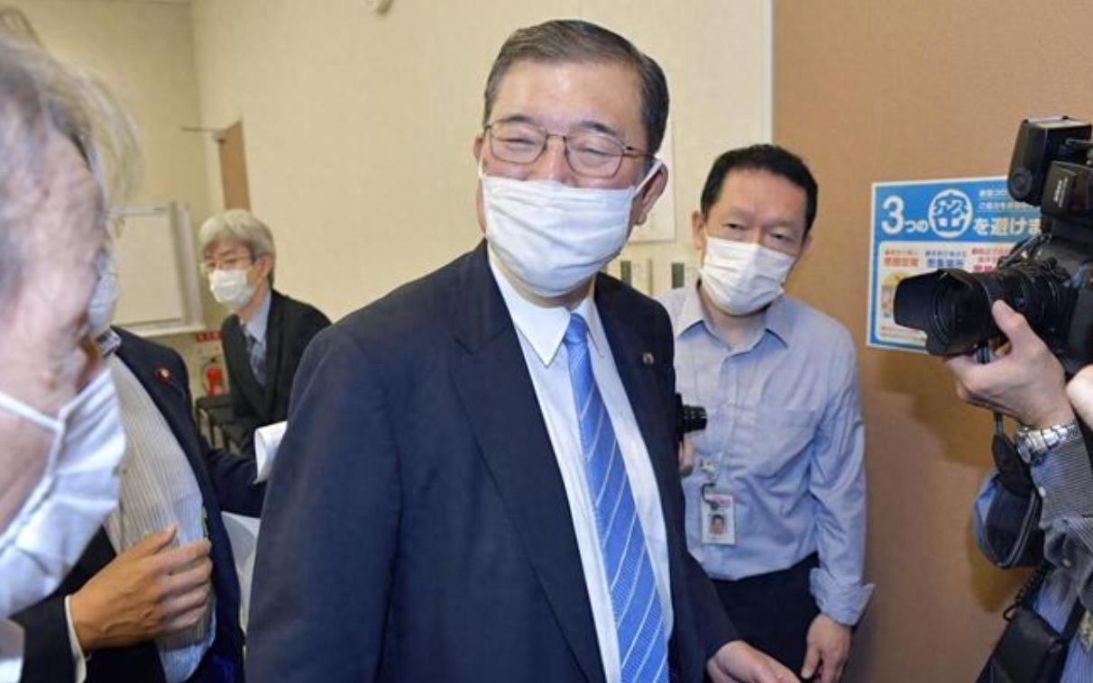 日本首相石破茂的医院之行，健康管理与公众信任的微妙平衡