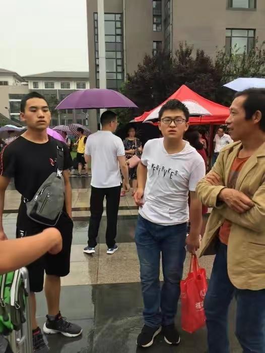 收到北大通知书那天，他送了38单外卖