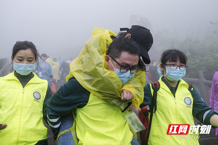 勇者之举，两游客挺身而出，力挽狂澜—水库边母子落水记