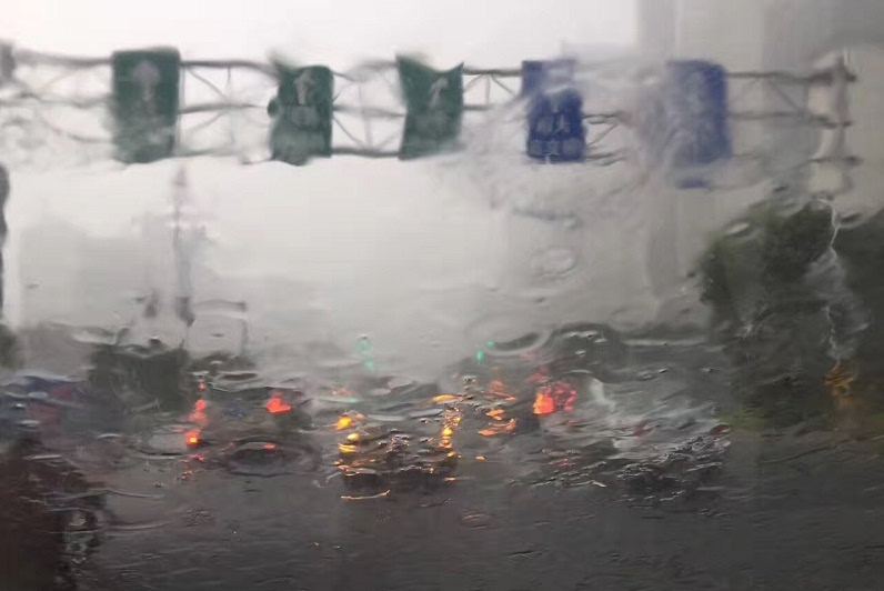 暴雨突袭五台山，车辆被冲走，救援行动紧急展开