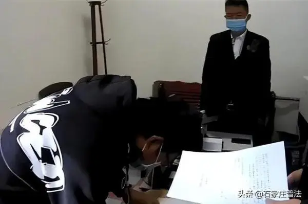 男子控诉，遭奔驰司机亮证逼迫让路—一场关于权力与公德的较量