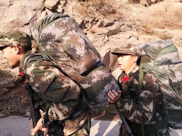 子弟兵的背，最坚实的依靠