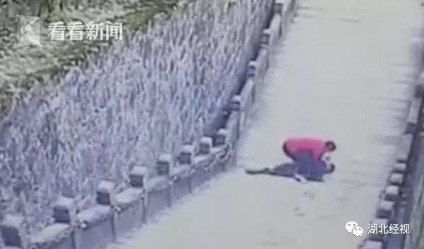 景区悲剧，游客坐栏杆不慎后仰，坠崖身亡的警示