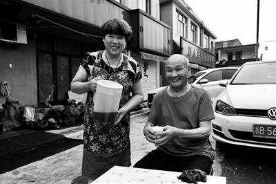 路人善举，摘葵花后留钱，农户心生感动