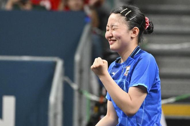 早田希娜3比2险胜张本美和，一场日乒新老对决的精彩瞬间