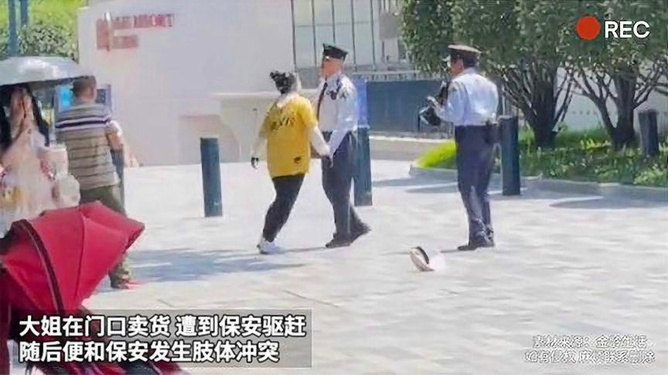 女子雨中带两孩子避雨，却遭保安驱赶，城市温情与冷漠的交织