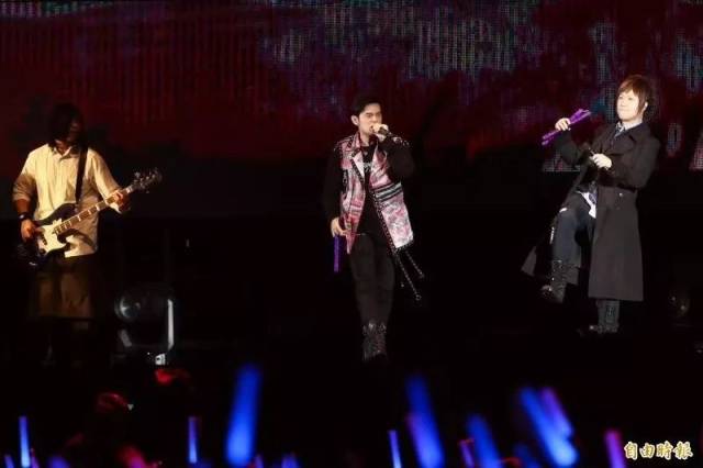 音乐跨界，五月天现场赠予汪苏泷歌曲版权的温馨瞬间