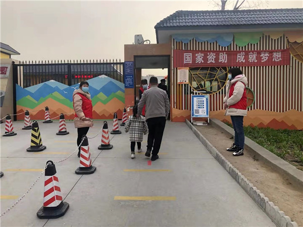 女子无视劝阻，地铁车厢内随意丢弃食物残渣，文明出行的警钟