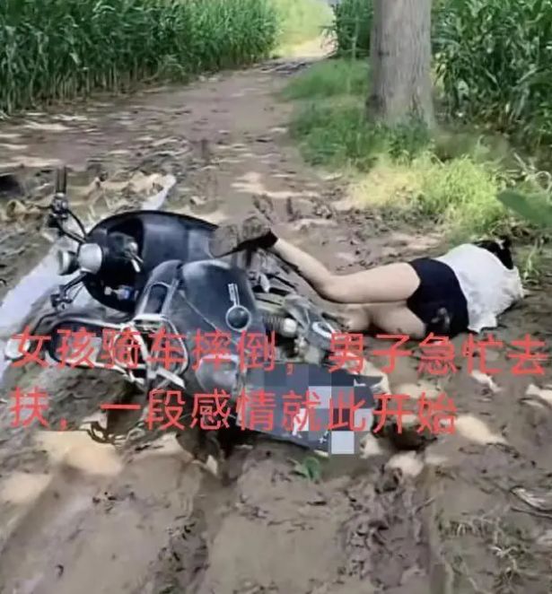 女子单手骑车摔倒，相隔7米汽车担责，法律与道德的双重考量