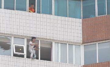 西安一男子坐窗边欲跳楼，当地政府紧急回应与心理干预并重