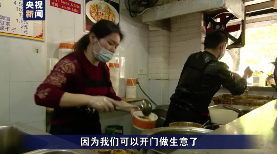 深夜的灯火，面馆老板的双重生活