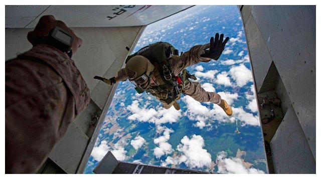 悲剧的瞬间，两名波兰士兵在美国跳伞训练中不幸身亡