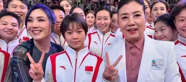 奥运冠军全红婵开学，与院长苏炳添的温馨合影