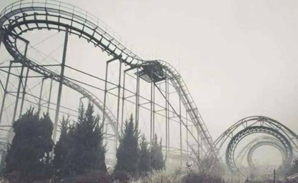 悲剧的瞬间，美国男子挑战极限，时速100km过山车身亡