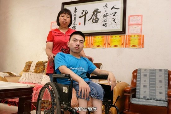 暖心瞬间，小伙携残障父母庆生，陌生人暖心买单