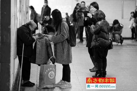 病号服下的坚韧与尊严，多名老人医院门前自力更生的感人故事