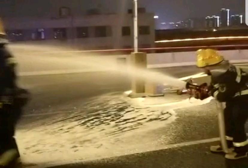 台湾一卡车撞桥，油箱飞出瞬间爆燃，悲剧瞬间发生