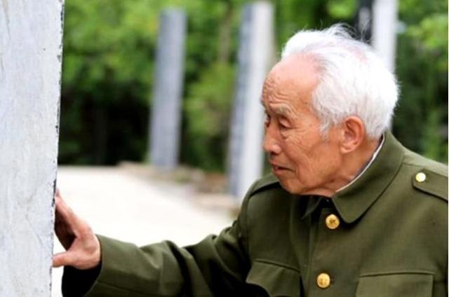 河边的意外收获，钓鱼爱好者意外钓起30多枚子弹