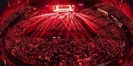 暴雨中的坚持，独角舞台的温暖光芒