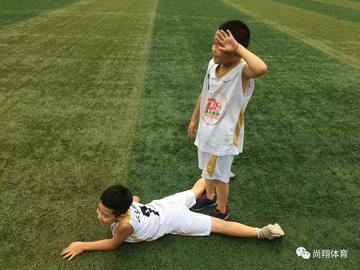 詹姆斯助力中国国青男女篮，篮球巨星的智慧与汗水