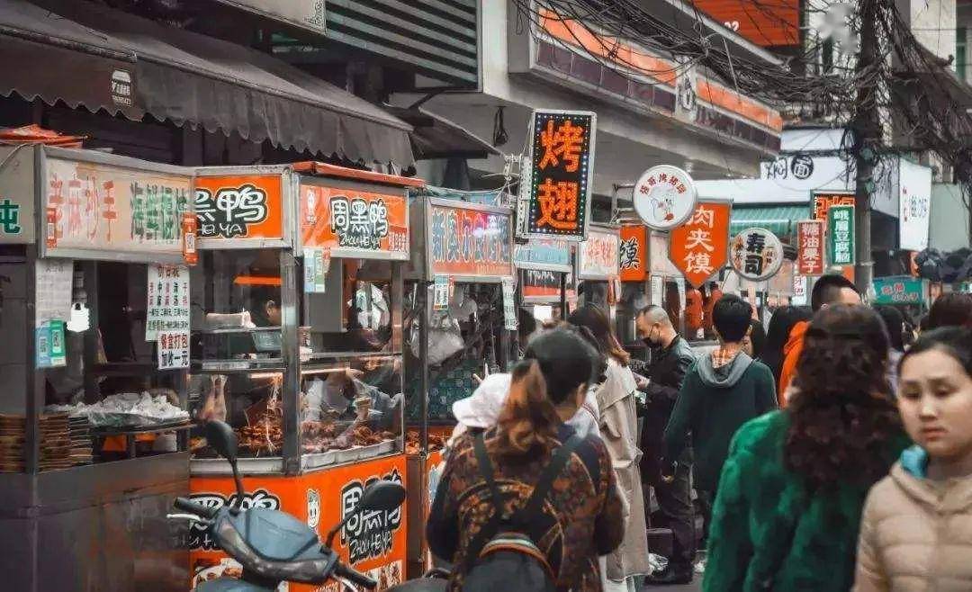 路边摊为何动辄三四十元，消费升级与市场变迁的微观透视