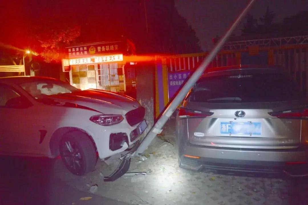 悲剧的阴影，5岁女童被废弃电线杆砸中身亡