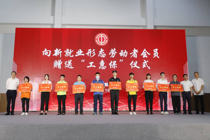人社部权威发声，澄清花钱考证才能入职谣言，营造公平就业环境