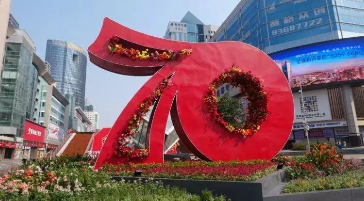8万只气球与8万羽和平鸽，共舞蓝天的和平盛景