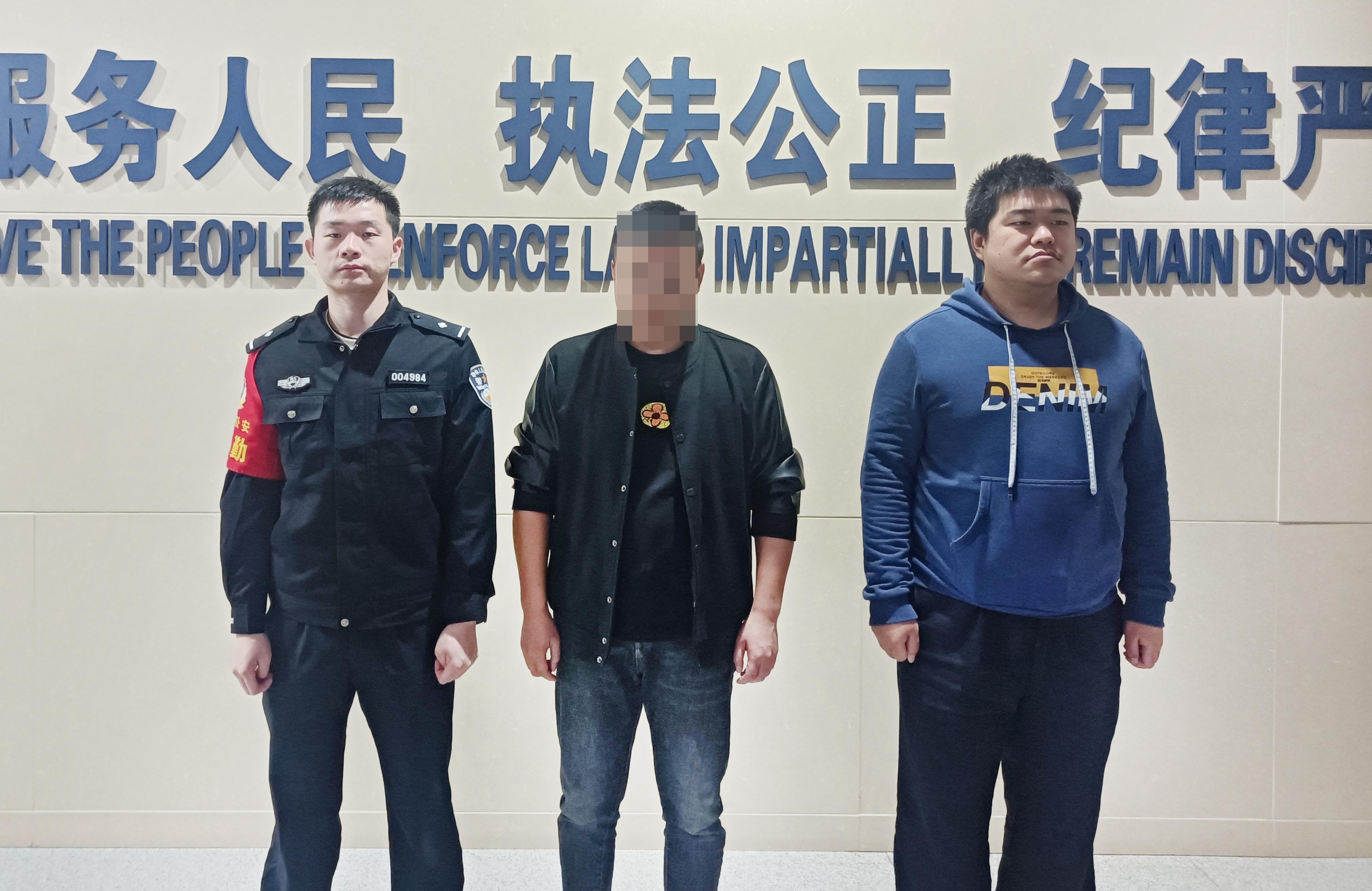 女子故意踹倒路边多辆电动自行车，道德与法律的双重拷问