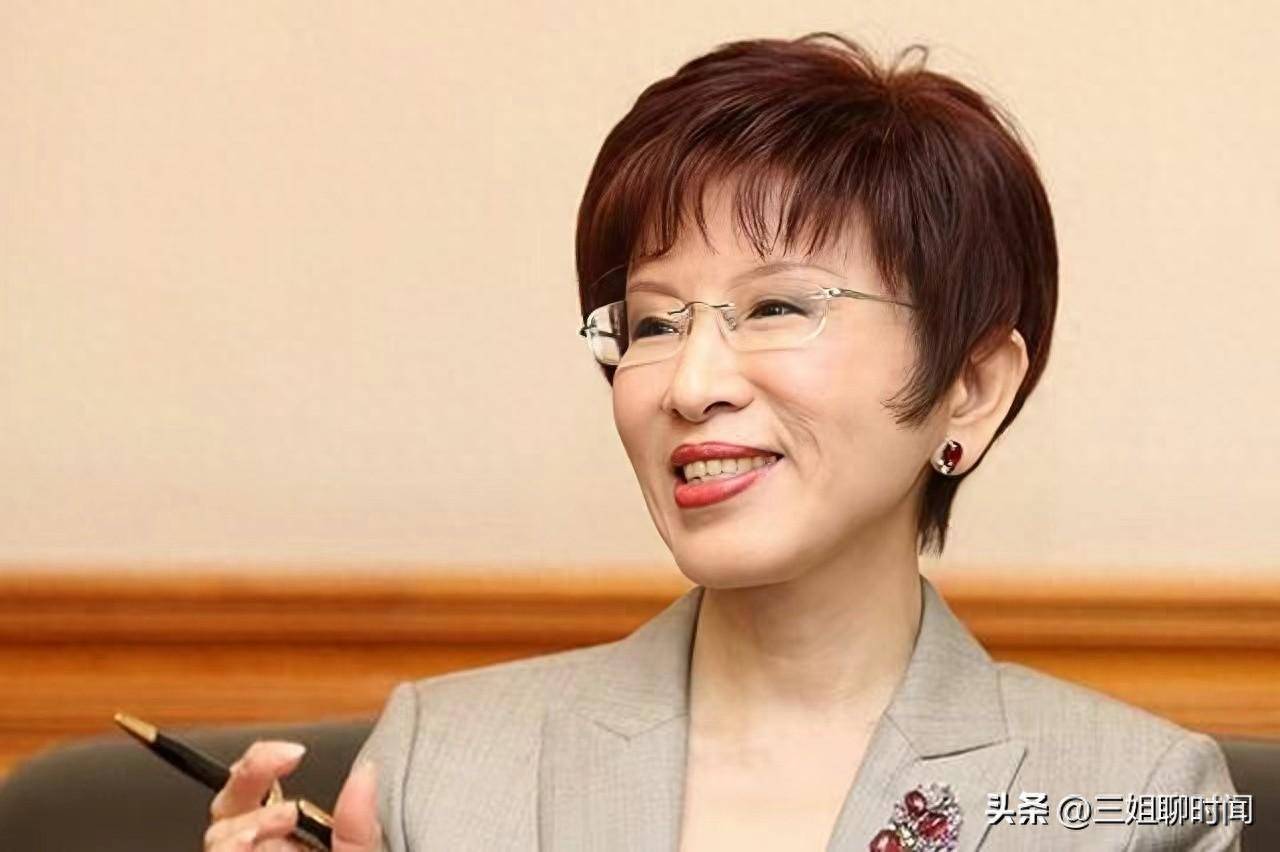 女子看京剧偶遇意外惊喜，后排坐着的竟是洪秀柱