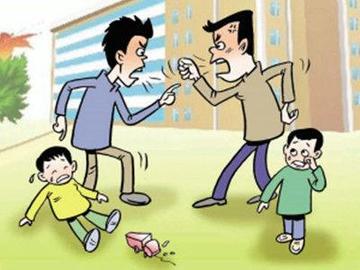 火锅店小便事件引发的教育反思，法律之外，家长的责任何在？