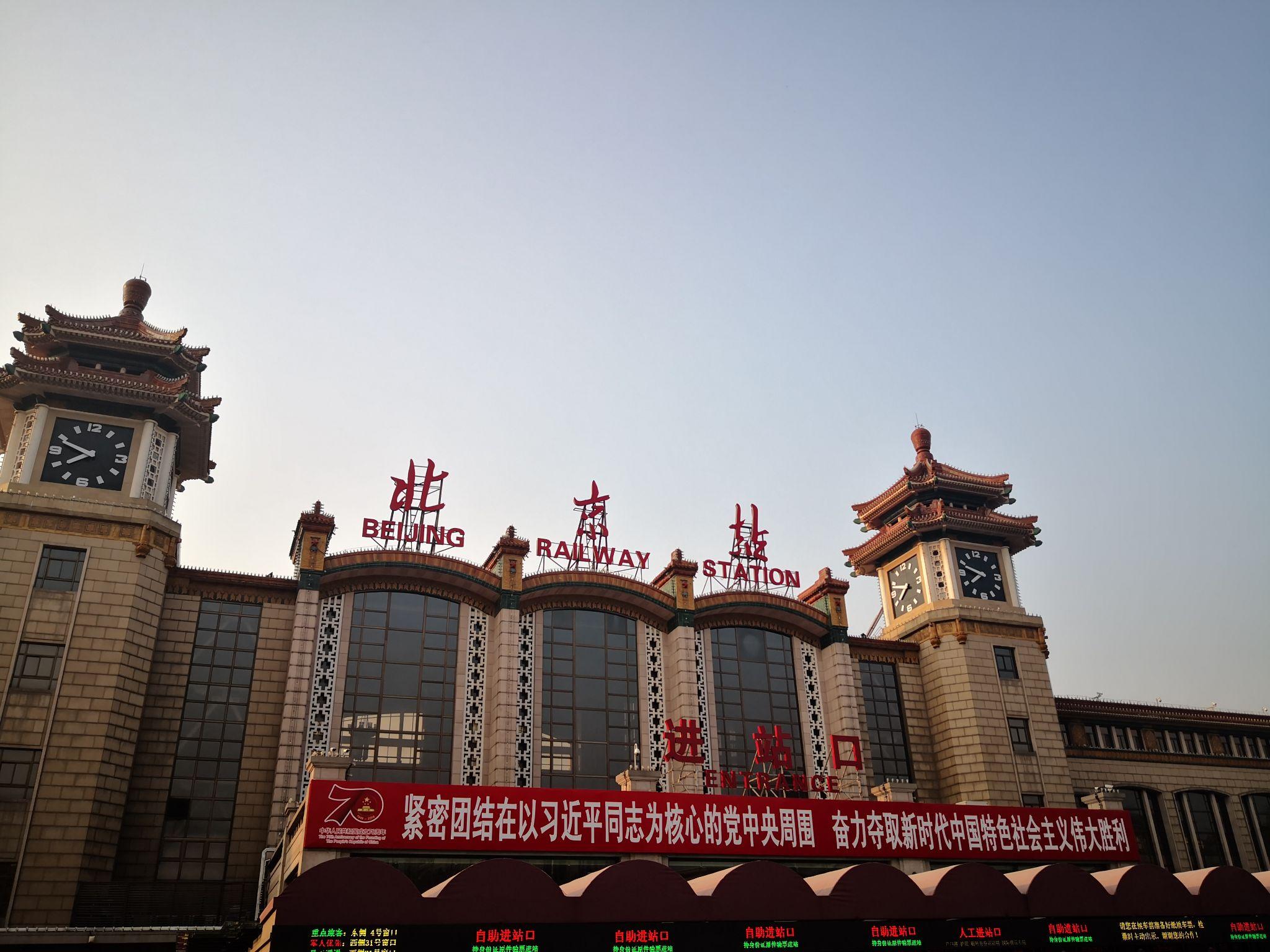 阅兵蓝天的见证，飞机飞过北京站，旅客手机记录下的瞬间