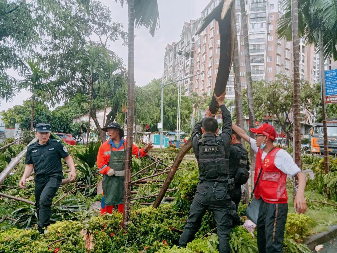 贵州印江，暴雨突袭，城区内涝考验城市韧性