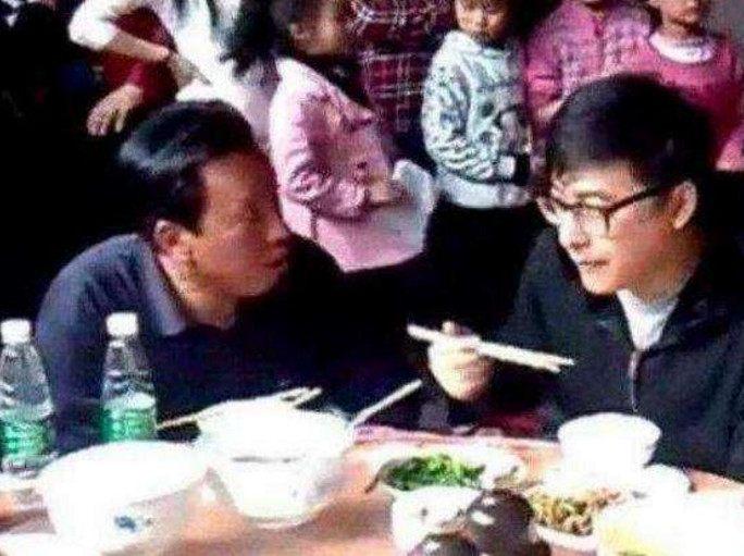 刘强东直播炒菜，调侃马云，商业巨擘的厨房对决与智慧火花