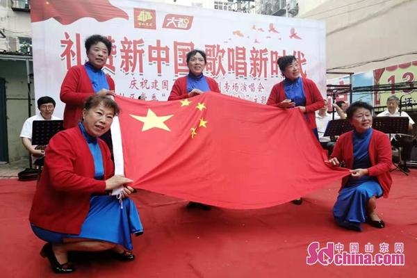 少年暴雨中收起国旗，一场关于责任与荣誉的洗礼