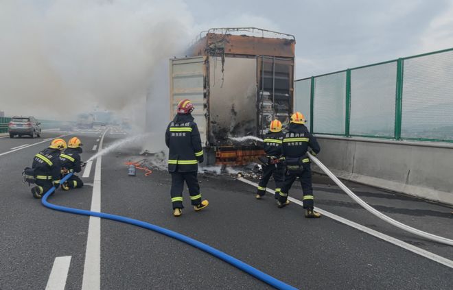 20吨快递葬身火海，一场网络热议的背后