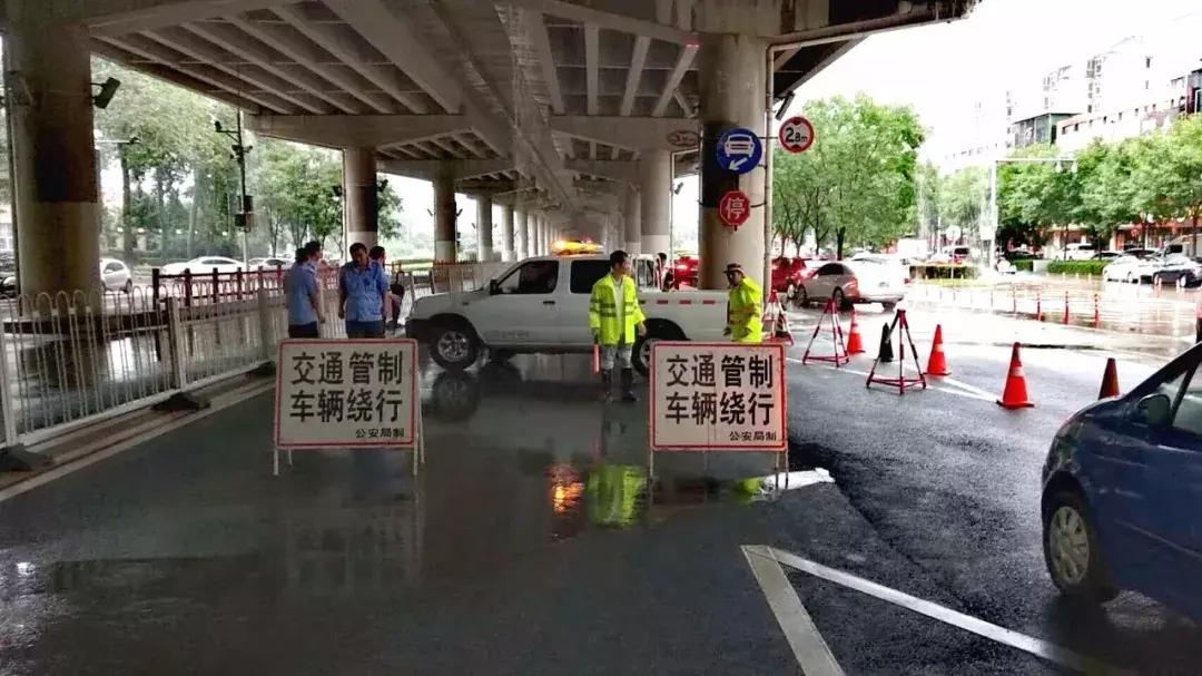 贵州印江，暴雨突袭，城区内涝考验城市韧性