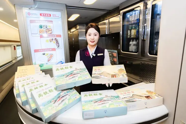 减脂新选择，高铁轻食餐—健康与便捷的完美结合
