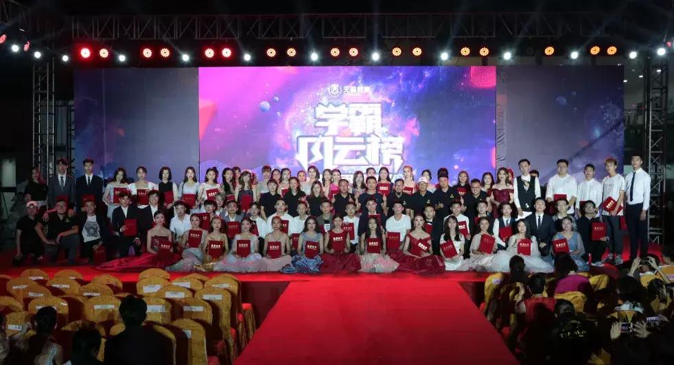 青岛一公司老板包场请员工看阅兵，共筑企业精神，共享国家荣耀