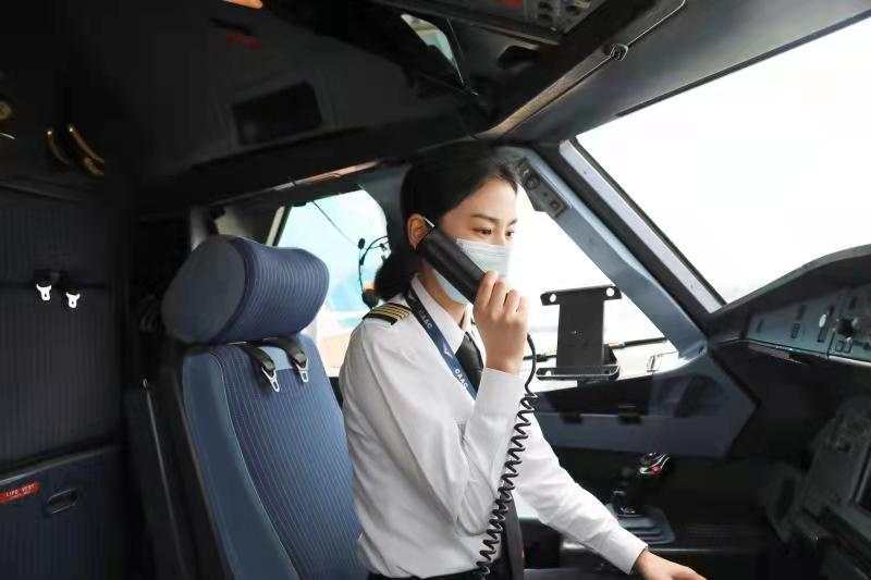 阅兵蓝天上最耀眼的星，是她，以非凡之姿诠释女机长的风采