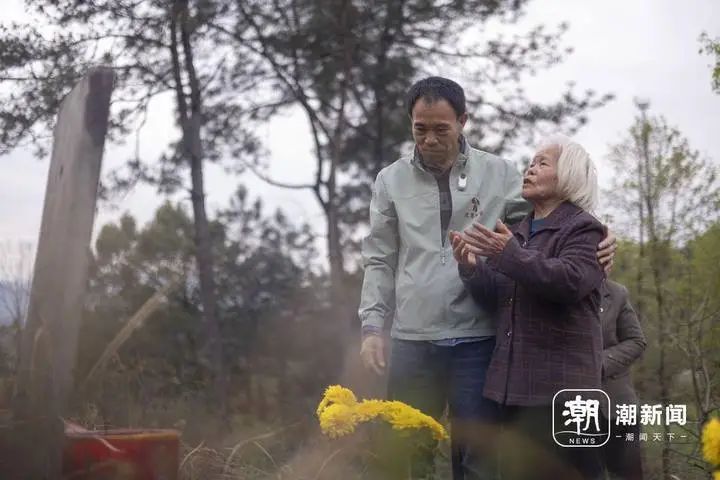 归途，五旬农民大叔背回的烈士遗骸有家了