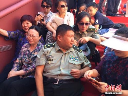 毛新宇一家参加九三阅兵，传承红色基因，共铸辉煌篇章