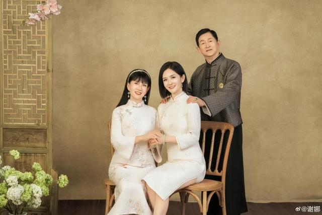 谢娜晒爸妈金婚全家福，爱与时光的温馨见证