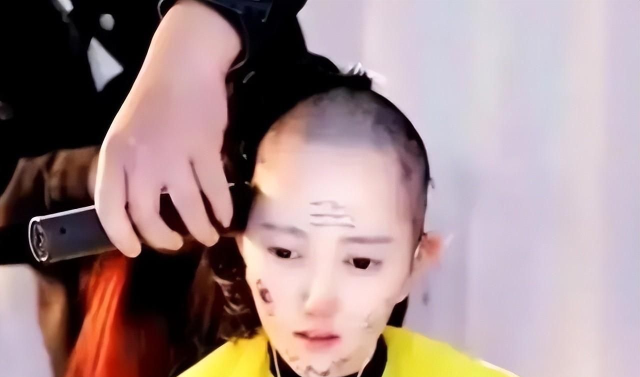 母爱之光，剃光头直播跳舞筹钱，只为儿子未竟的梦想
