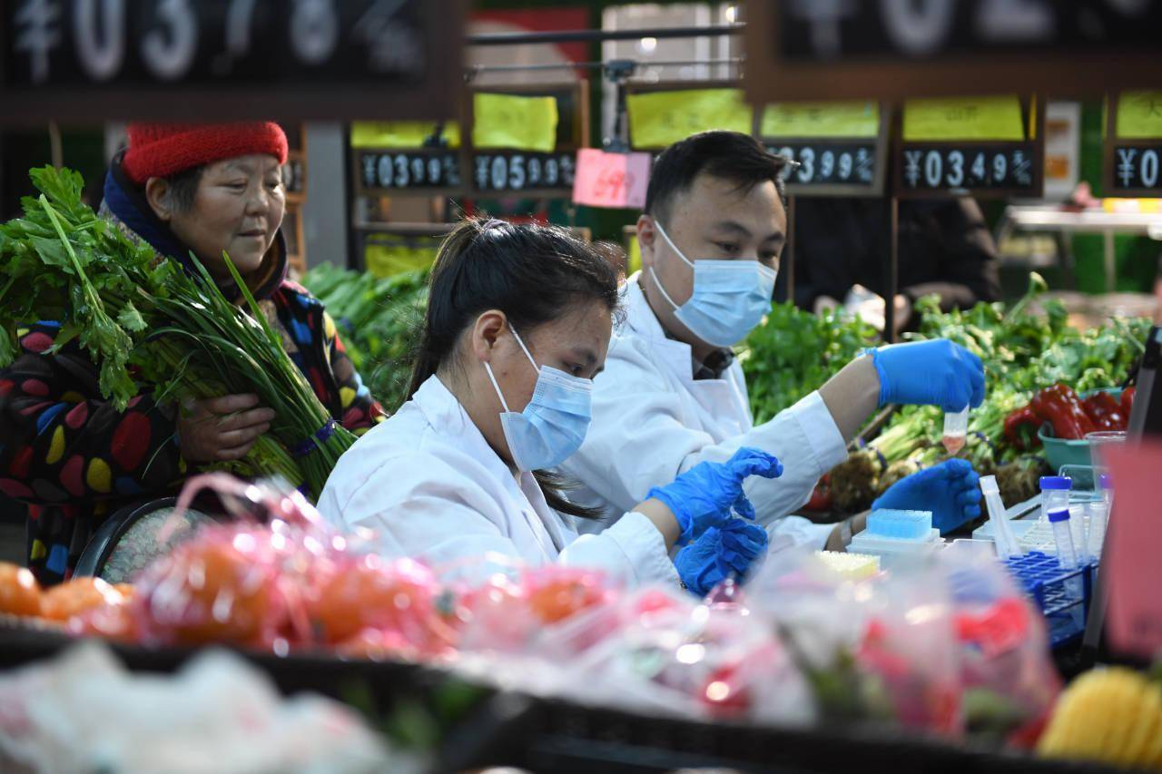 胖东来燕麦脆被指无生产日期，消费者权益与食品安全再引关注
