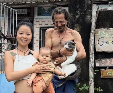 真假之间，女子嫁外国贫民窟求助回国，是真实困境还是精心摆拍？