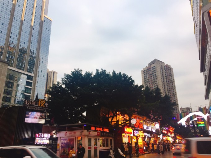 重庆之恋，粉丝赠无语哥一份抽象礼物的温情故事