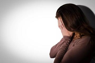 真假之间，女子嫁外国贫民窟求助回国，是真实困境还是精心摆拍？